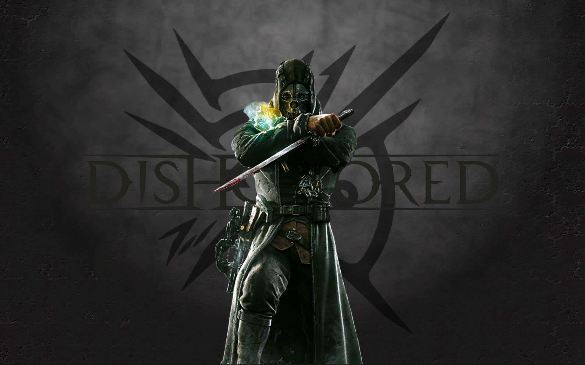 外者標誌與遊戲標誌——最佳《Dishonored 2》背景 壁紙 — 一位戴面具的戰士身穿深色外套，揮舞著發光的劍，對著一面帶有褪色Dishonored標誌的骯髒牆壁。