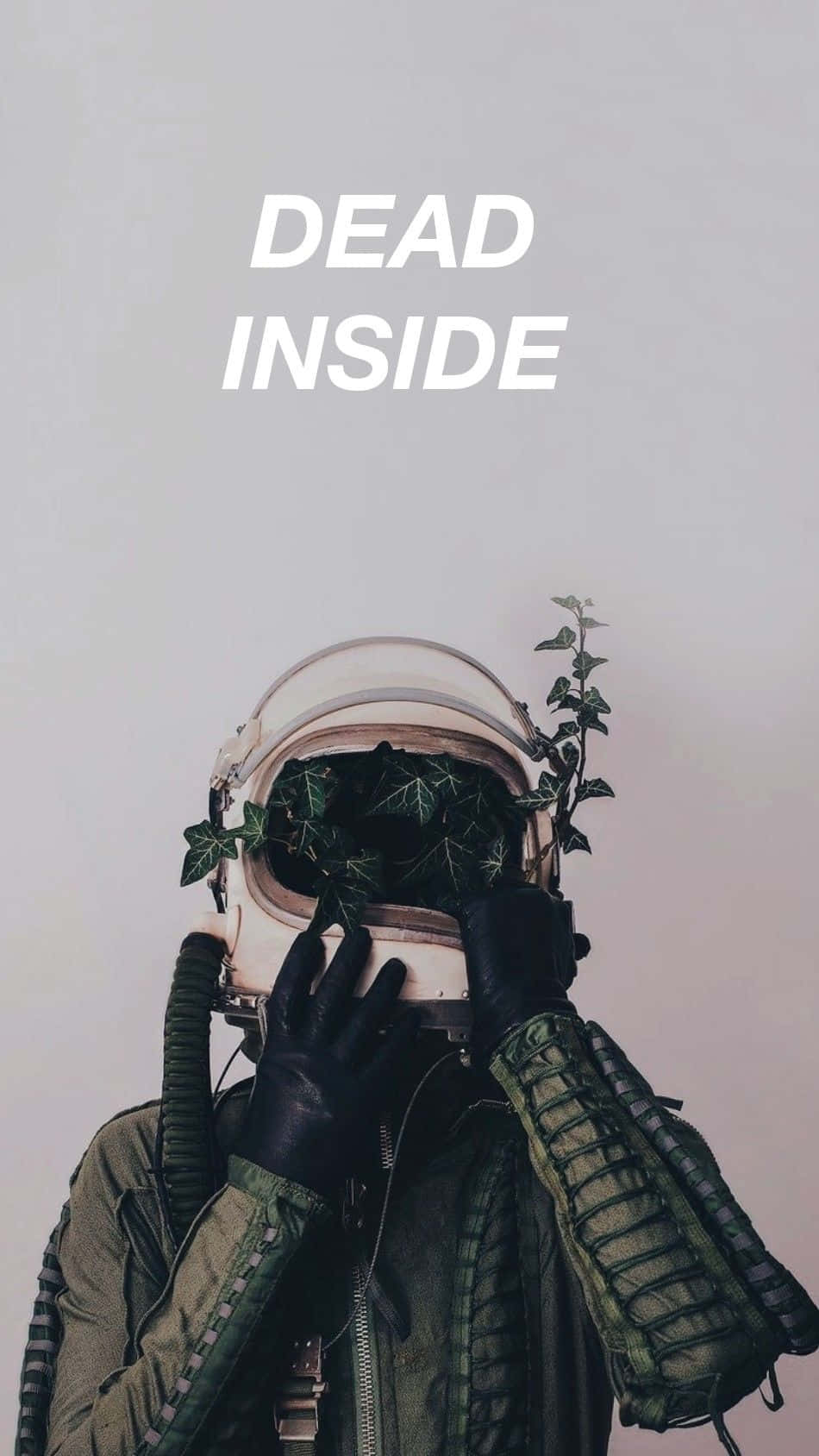 一個人穿著被常春藤覆蓋的太空衣，上方有文字 'DEAD INSIDE'。