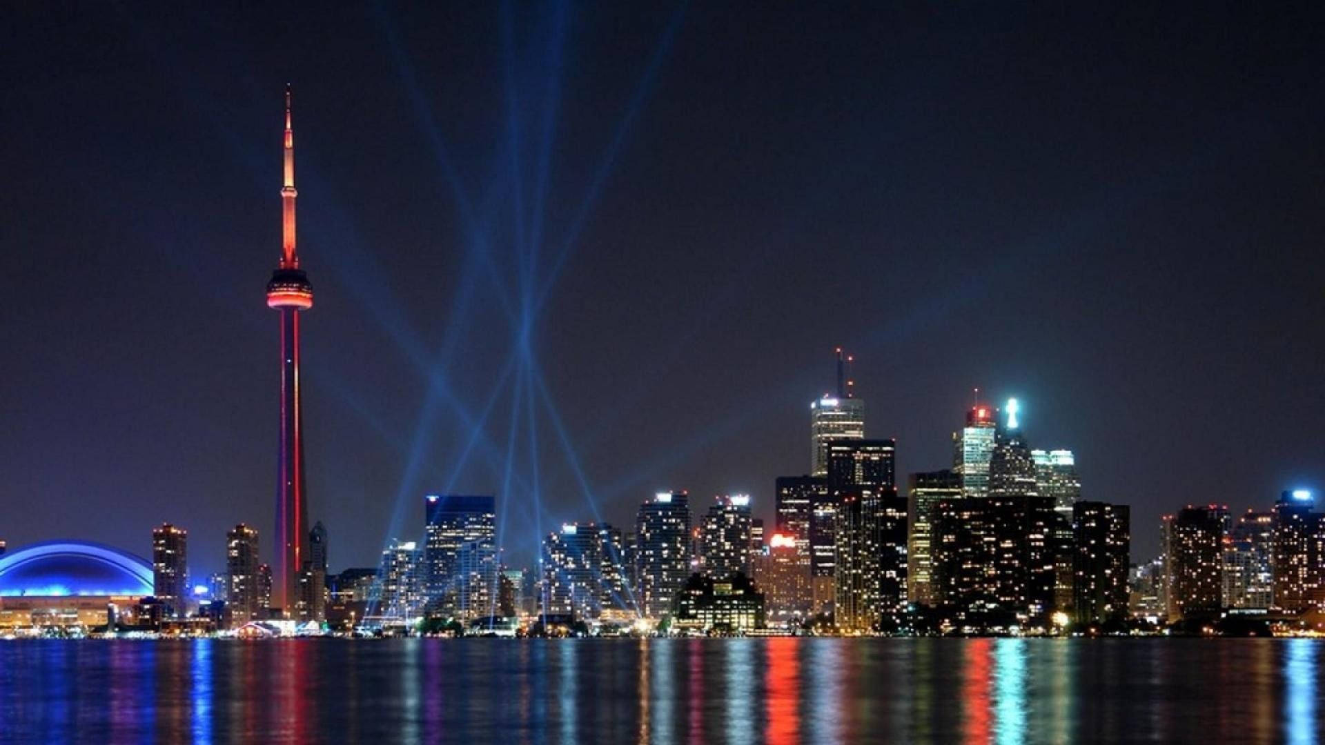 多倫多夜景，CN塔和激光射向水面。