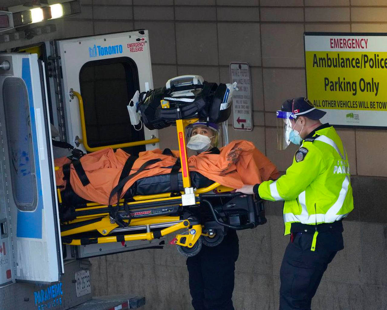 醫護人員在緊急停車區將病人裝載到救護車上。