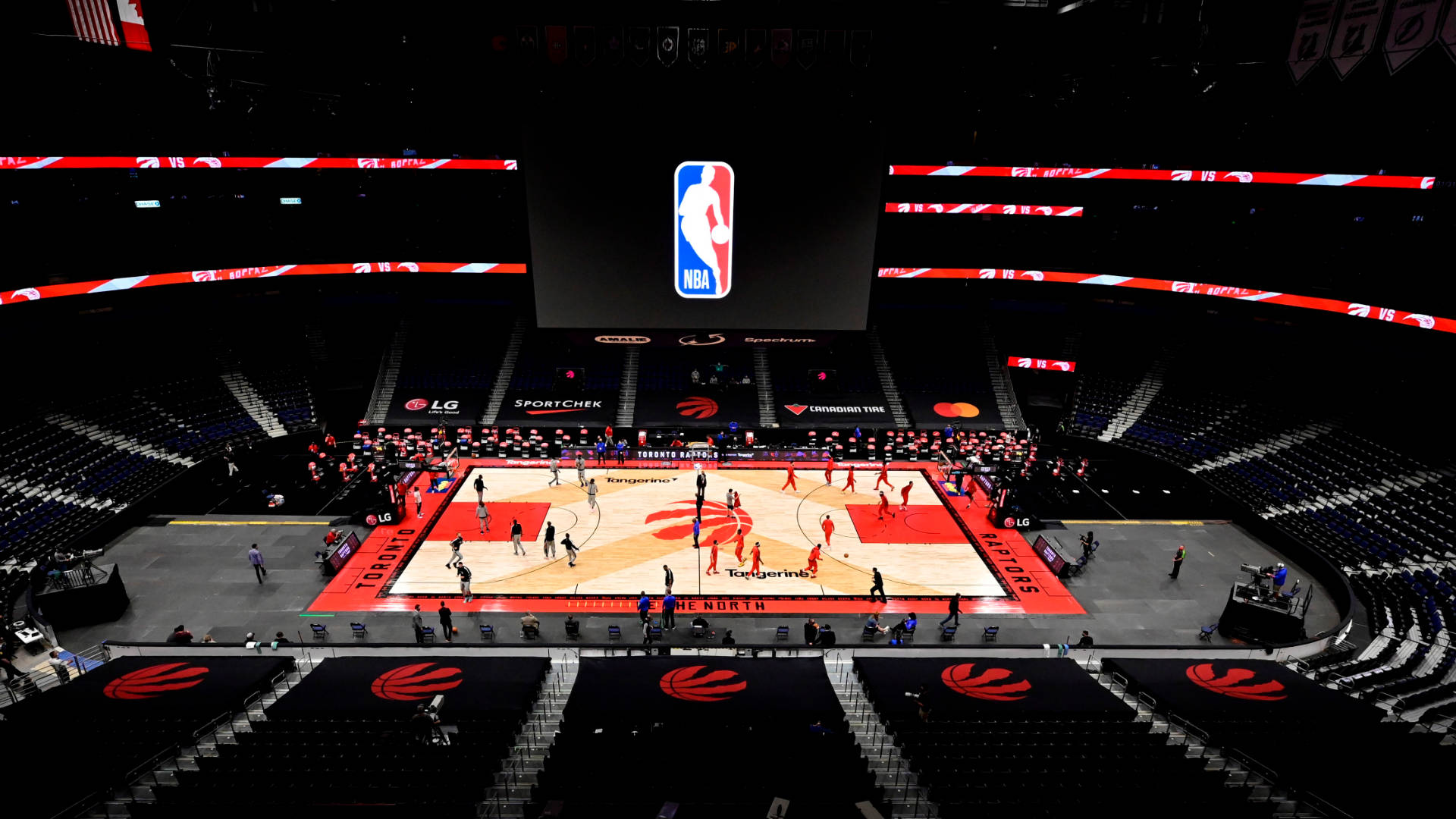 NBA籃球比賽進行中，球員在球場上，看台空無一人。