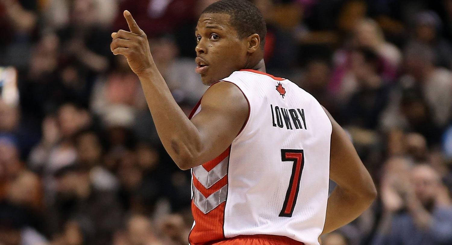 多倫多暴龍隊凱爾·洛瑞 壁紙 — 籃球運動員Cory Joseph身穿多倫多速龍隊7號球衣，在比賽中激動地做手勢，背景是模糊的人群。