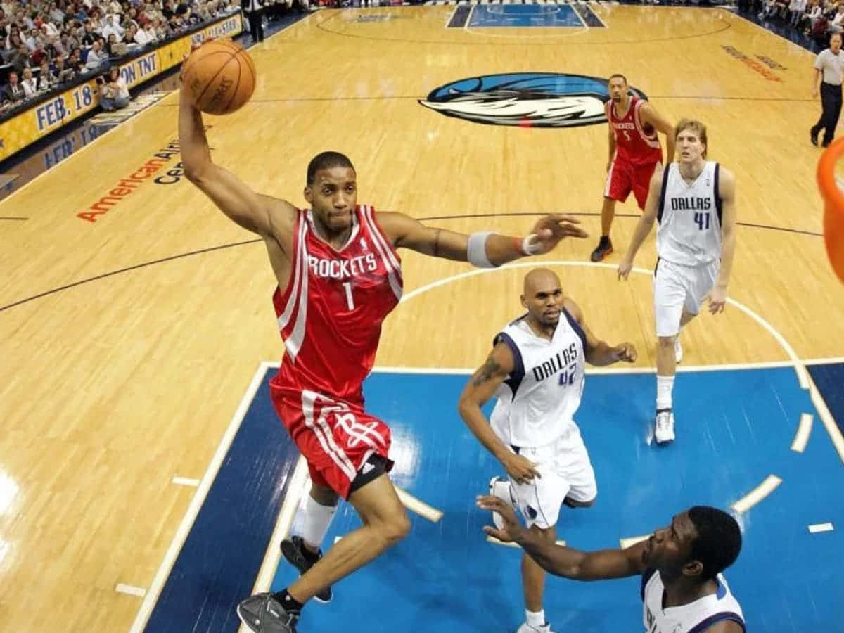 侯斯頓火箭球員在NBA比賽中對陣達拉斯獨行俠防守球員投籃。