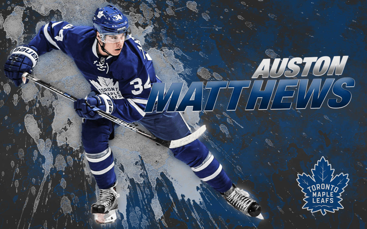 多倫多楓葉隊奧斯頓·馬修斯 壁紙 — 冰球運動員 Auston Matthews 身穿多倫多楓葉隊裝備，在動態的藍色和灰色潑濺背景前揮桿向前。