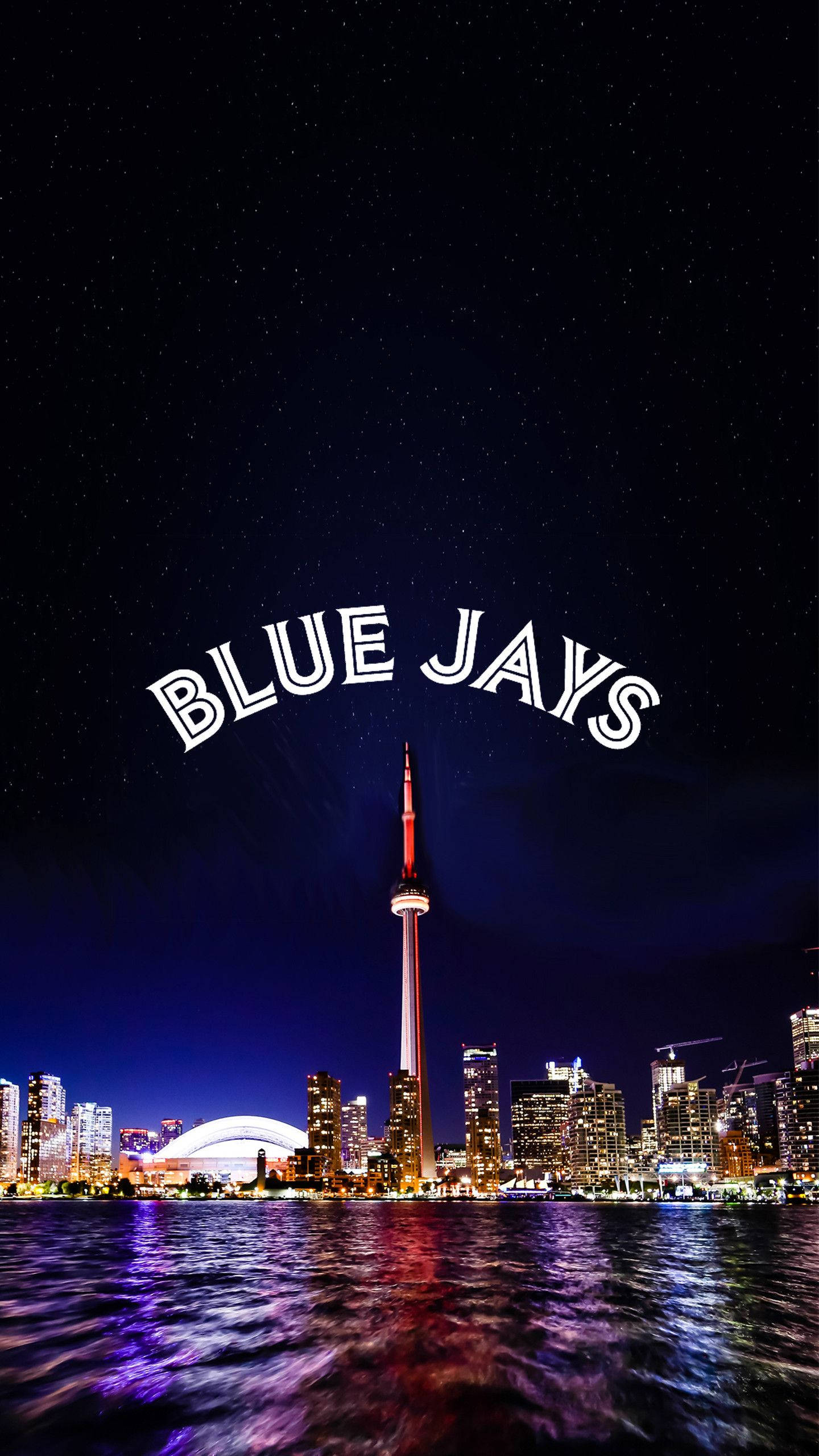 多倫多藍鳥隊城市標誌 壁紙 — 多倫多夜景，CN塔亮起，星空背景下拱形「BLUE JAYS」文字。