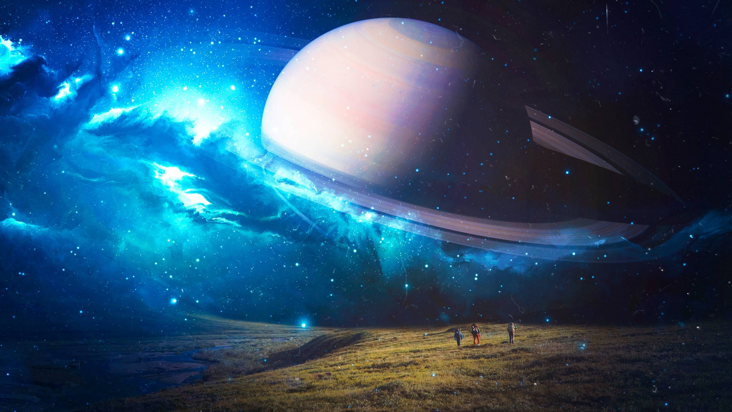 多元宇宙撞擊行星 壁紙 — 微小人物站在一片草地平原上，下方是一個巨大的環狀行星，在充滿活力的宇宙星雲中發光。