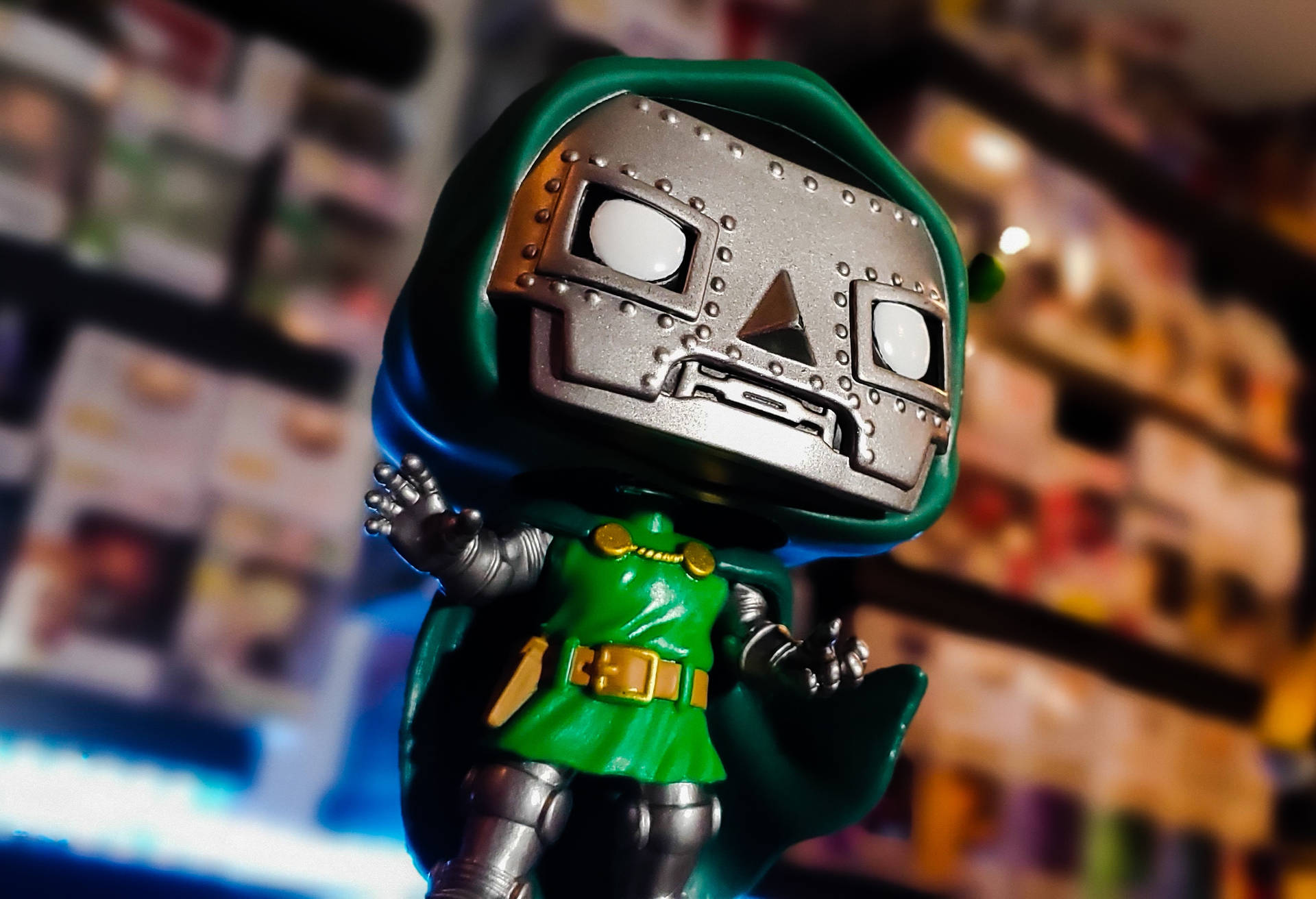 收藏品店中的毀滅博士 Funko Pop 人偶，背後有模糊的貨架。