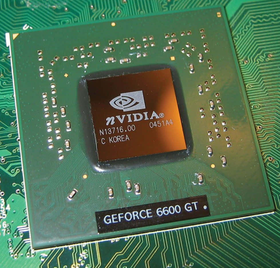 綠色電路板上的 NVIDIA GeForce 6600 GT 圖形處理單元。