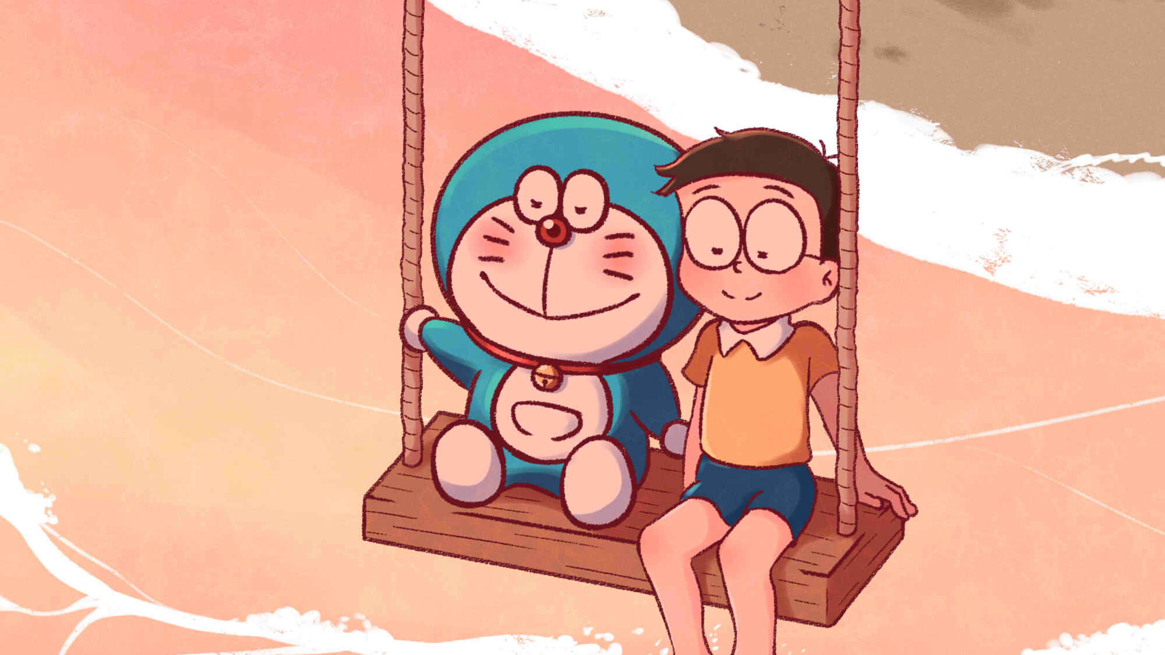 doraemon 4K 桌布 壁紙 — 多啦A夢和大雄一起坐在木鞦韆上微笑，溫柔的海浪在溫暖的夕陽天空下在他們身後拍打。