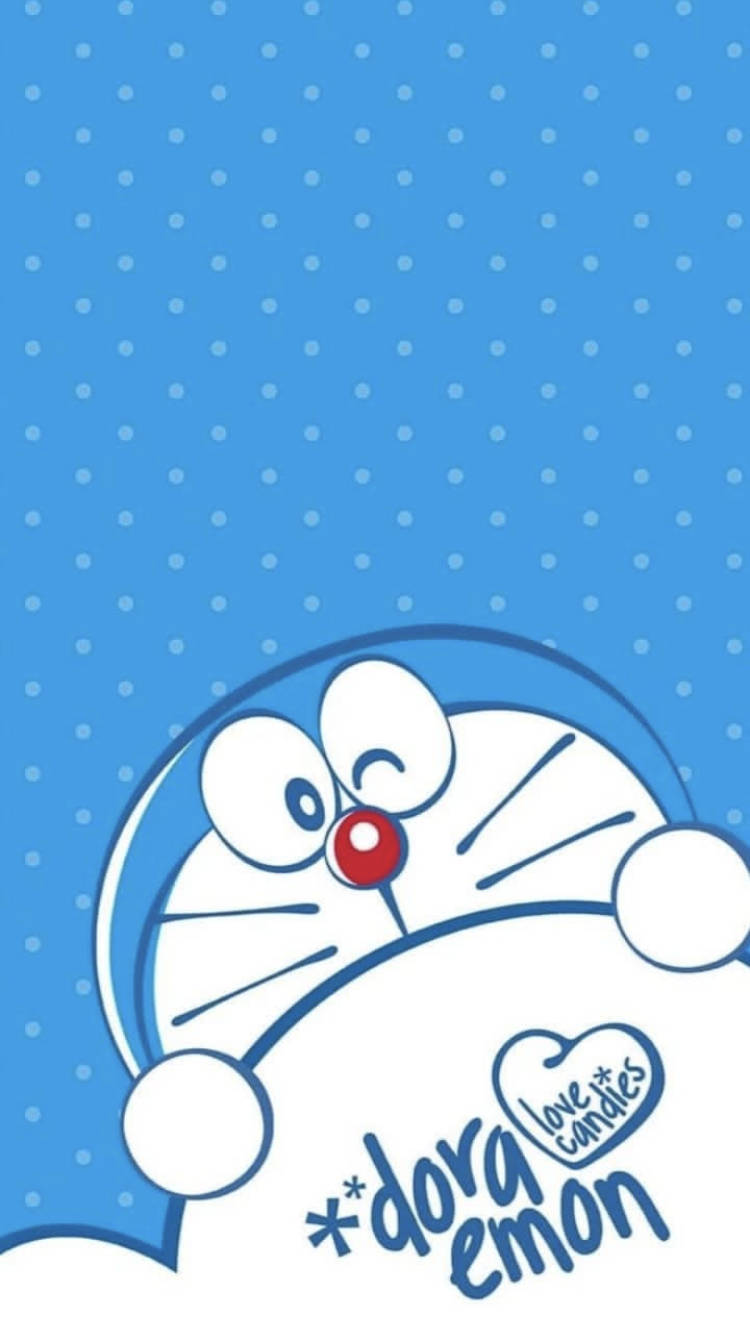 Doraemon 桌布 壁紙 — 多啦A夢從藍色圓點背景中愉快地探出頭來，帶有心形標誌和風格化文字。