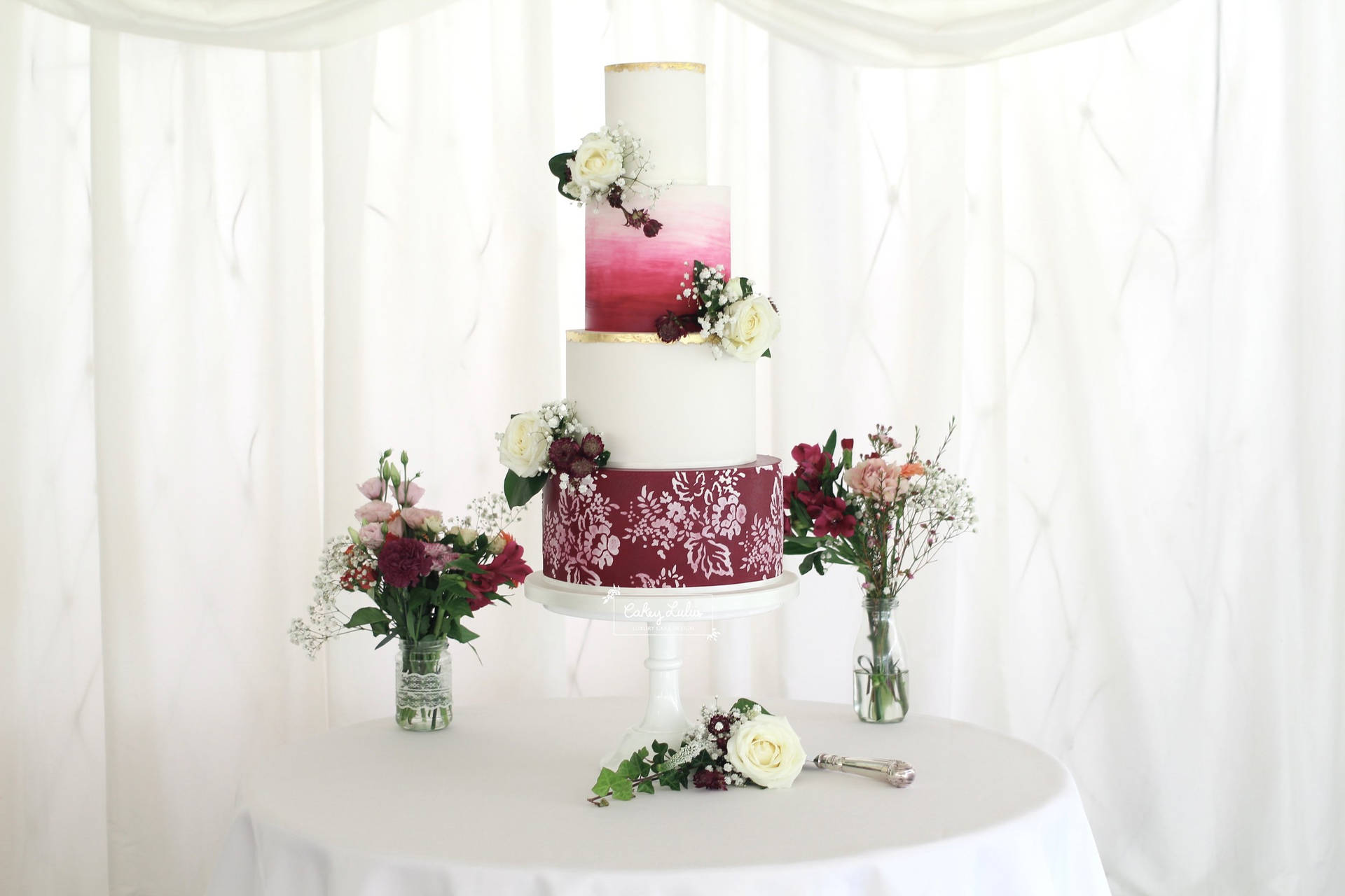 白色桌子上優雅的多層結婚蛋糕，帶有花卉裝飾。 — 蛋糕 GIF 壁紙