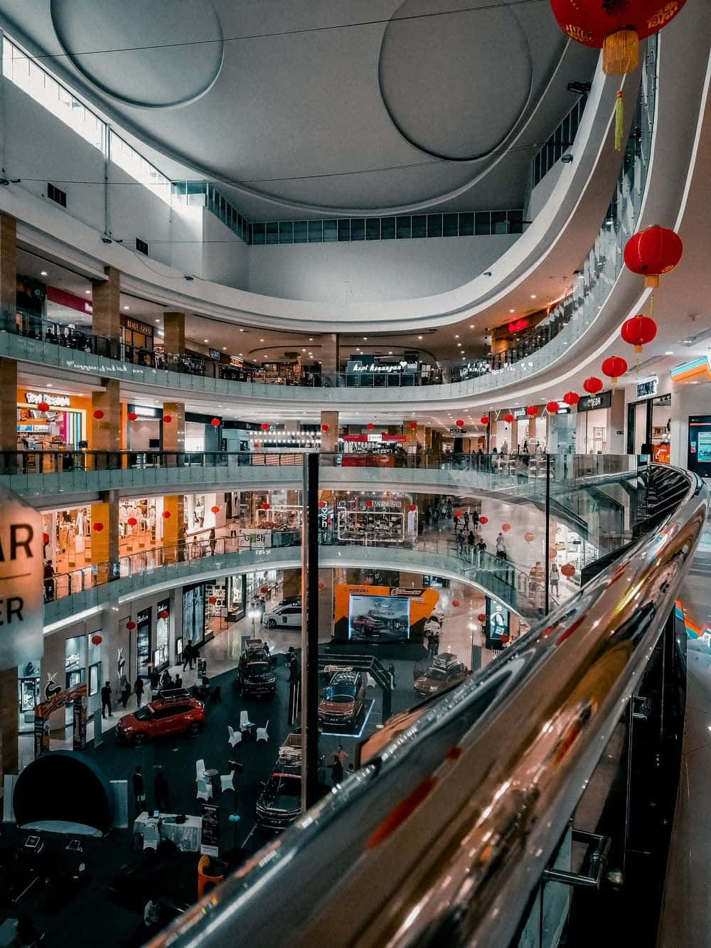 Shopping 桌布 壁紙 — 多層購物中心，設有弧形陽台、玻璃欄杆和懸掛在天花板上的紅色燈籠。