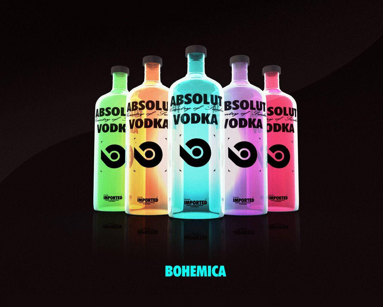 五支色彩鮮豔的Absolut Vodka瓶子在黑暗的反射表面上發光。