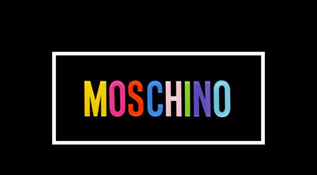 多彩Moschino標誌 壁紙 — 黑色背景上的白色長方形內，彩虹色粗體字母「MOSCHINO」居中排列。