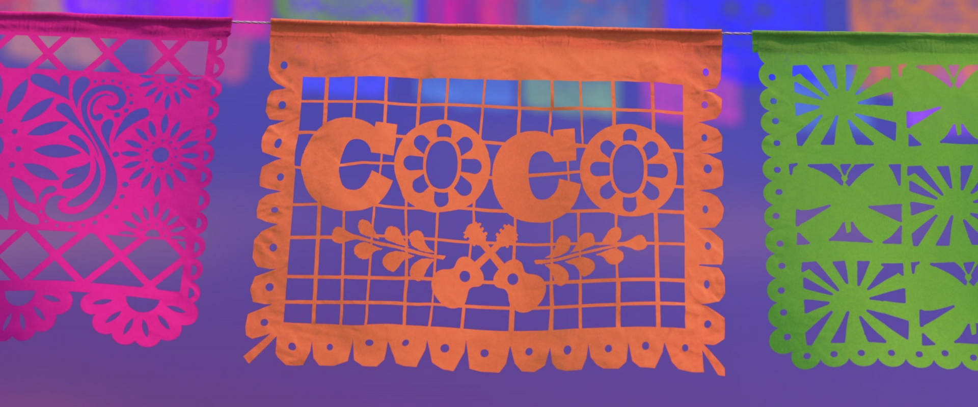 色彩繽紛的 papel picado 橫幅，帶有 'COCO' 和結他設計，用於墨西哥慶祝活動。