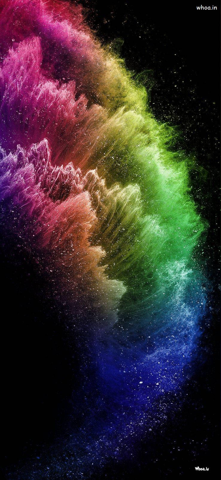 在佈滿星星的黑色背景上，彩虹色粉末沿對角線爆炸。