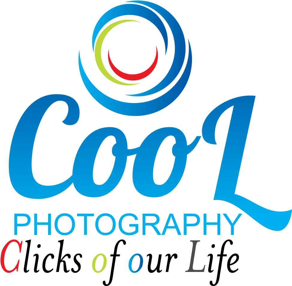 多彩酷攝影標誌 壁紙 — Cool Photography 的醒目藍色標誌，在黑色背景上呈現旋轉的抽象形狀和彩色點綴。