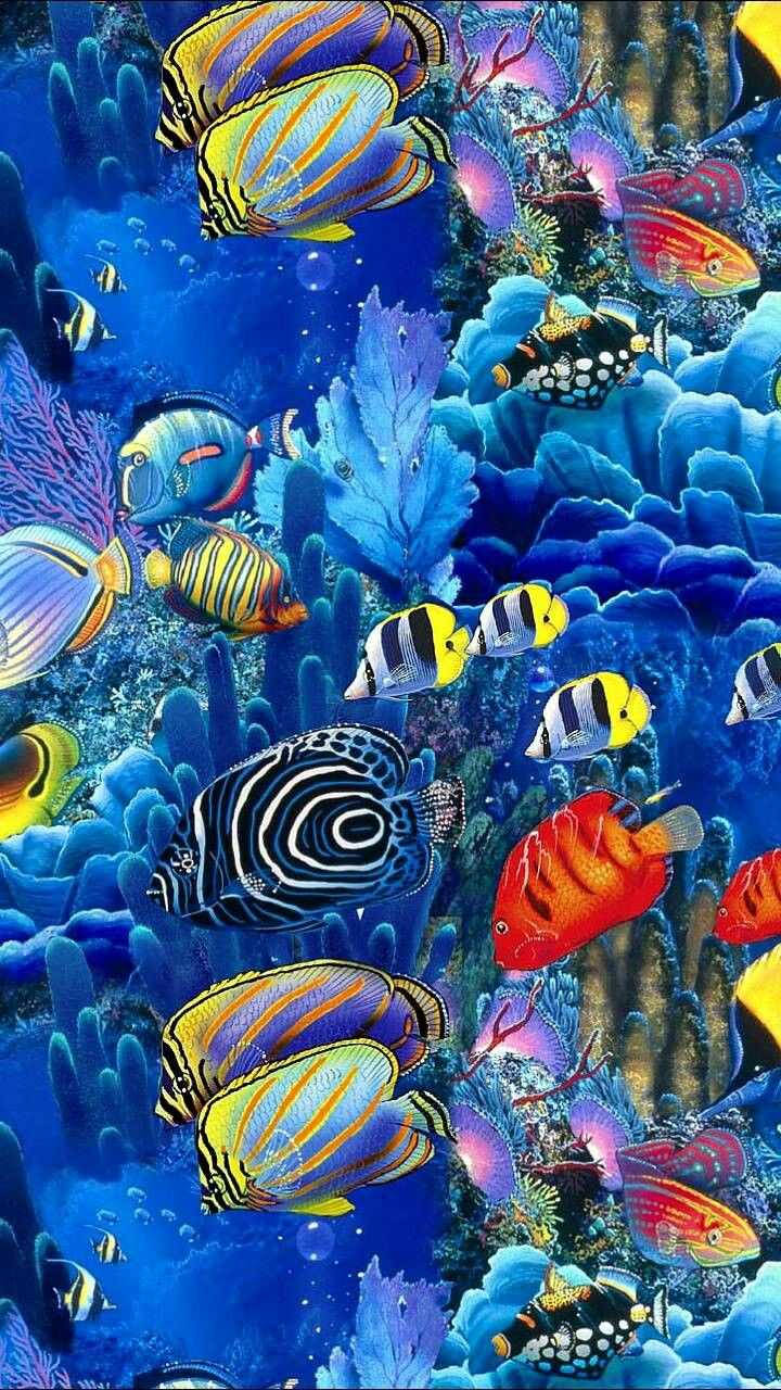 多彩魚群共遊 iPhone 壁紙 — 色彩繽紛的熱帶魚在發光的藍色珊瑚和紫色海扇中游動，構成迷人的海底場景。