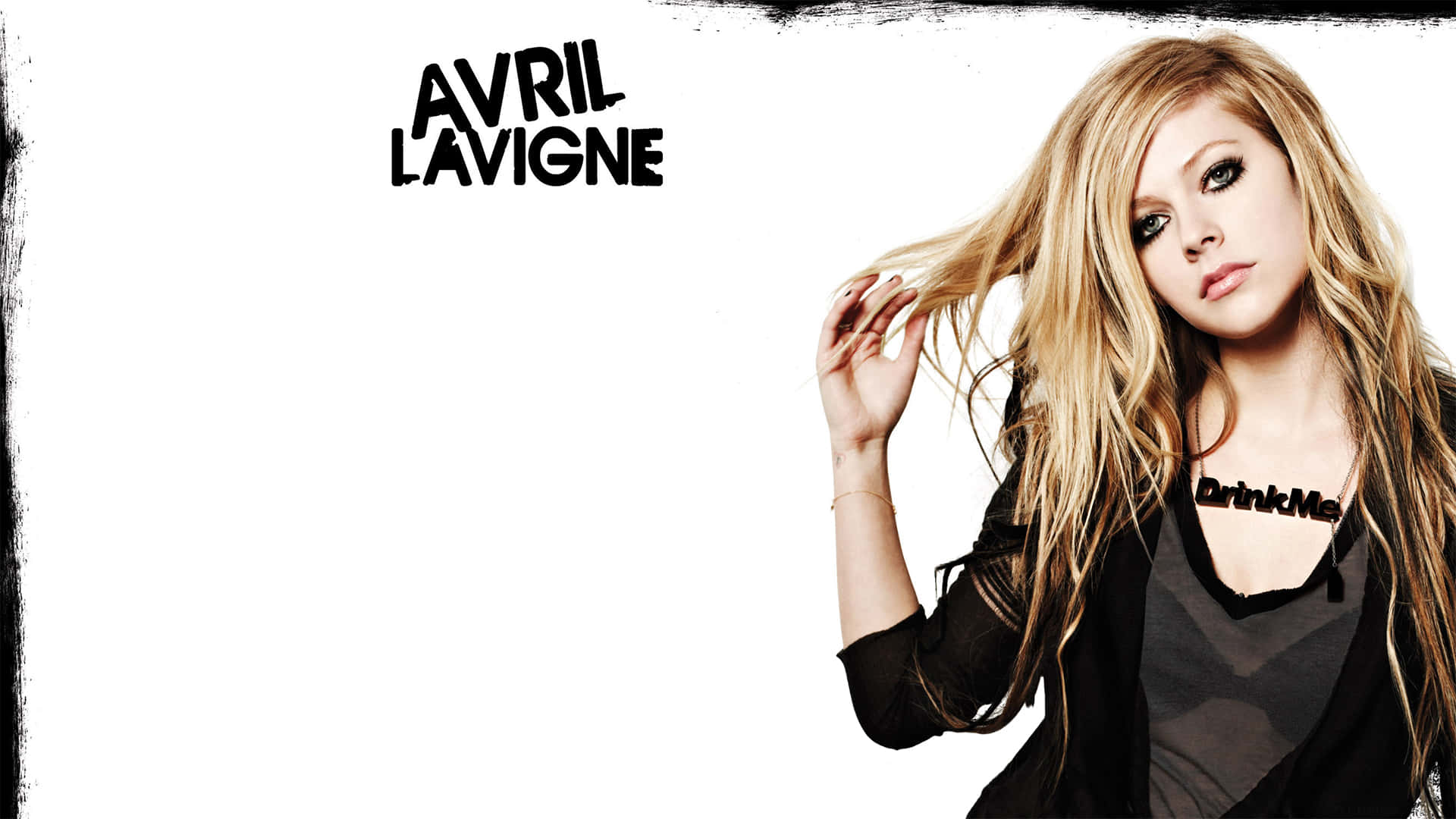 多才多藝的創作歌手與藝術家艾薇兒·拉維尼 壁紙 — Avril Lavigne 喺純白背景前，以一頭凌亂金髮，身穿黑色 'DrinkMe' 上衣擺甫士。