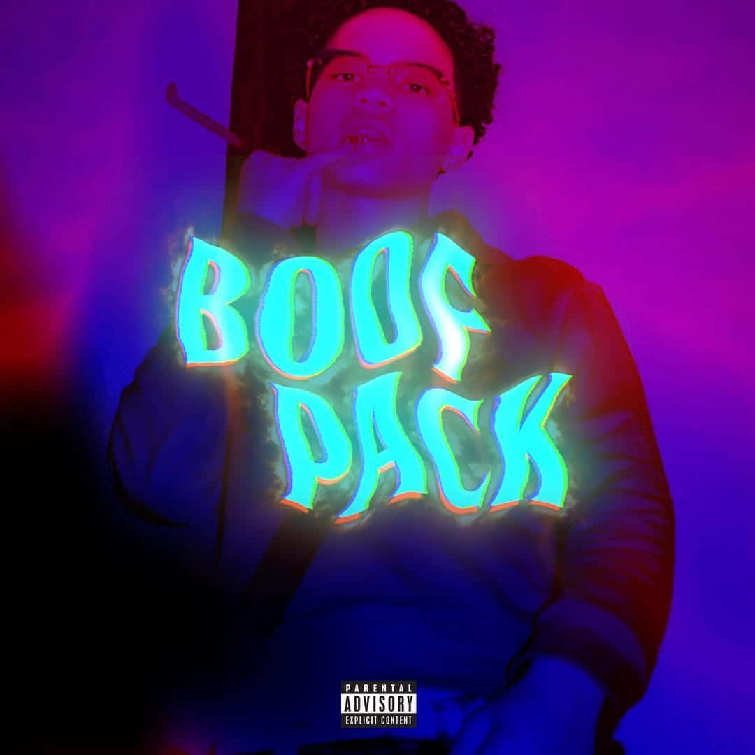 在紫藍色背景上，帶有發光霓虹文字「BOOF PACK」的吸煙人物。