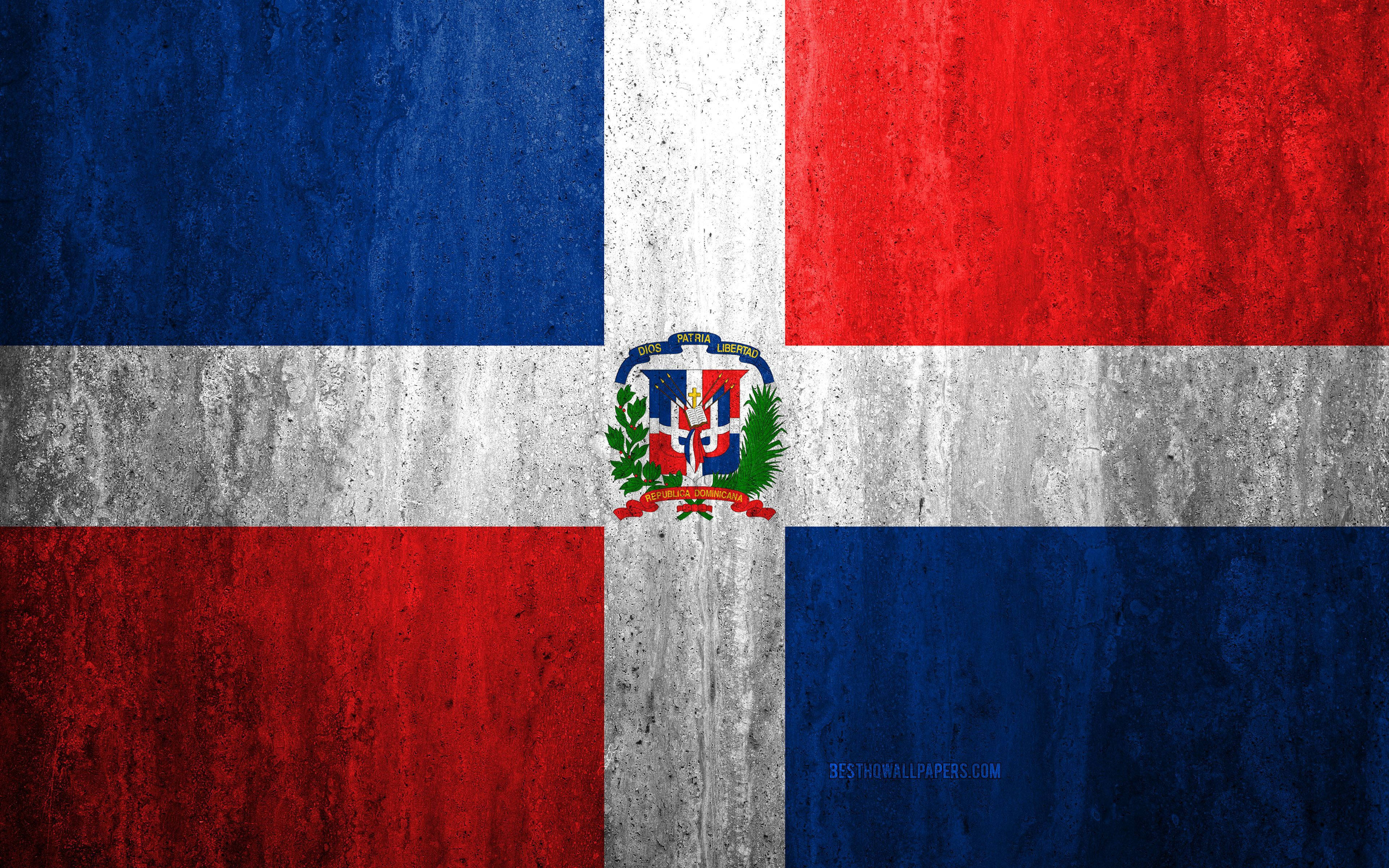 多明尼加共和國國旗 壁紙 — 一面風化紋理的 Dominican Republic 國旗，帶有鮮明的紅、藍、白條紋和中央盾徽。