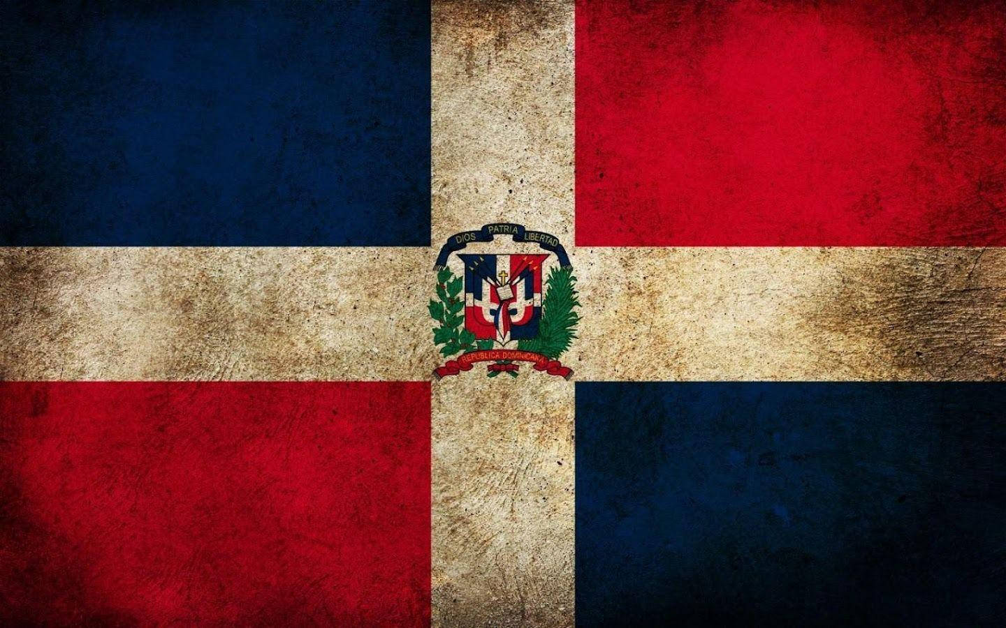 多明尼加共和國復古國旗 壁紙 — 一面經風化紋理的 Dominican Republic 國旗，帶有紅、藍、白條紋和中央盾徽。
