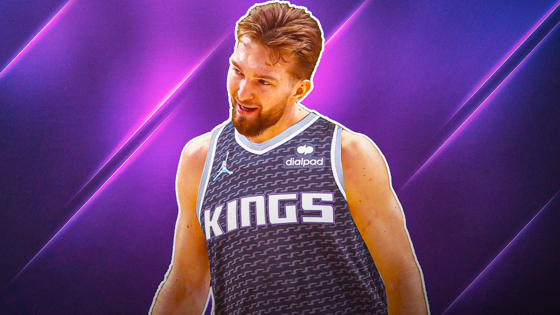 身穿Kings球衣的籃球運動員在紫色霓虹背景下微笑。