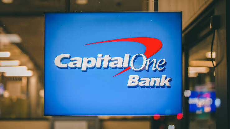 夜晚透過玻璃窗照亮嘅Capital One Bank招牌。