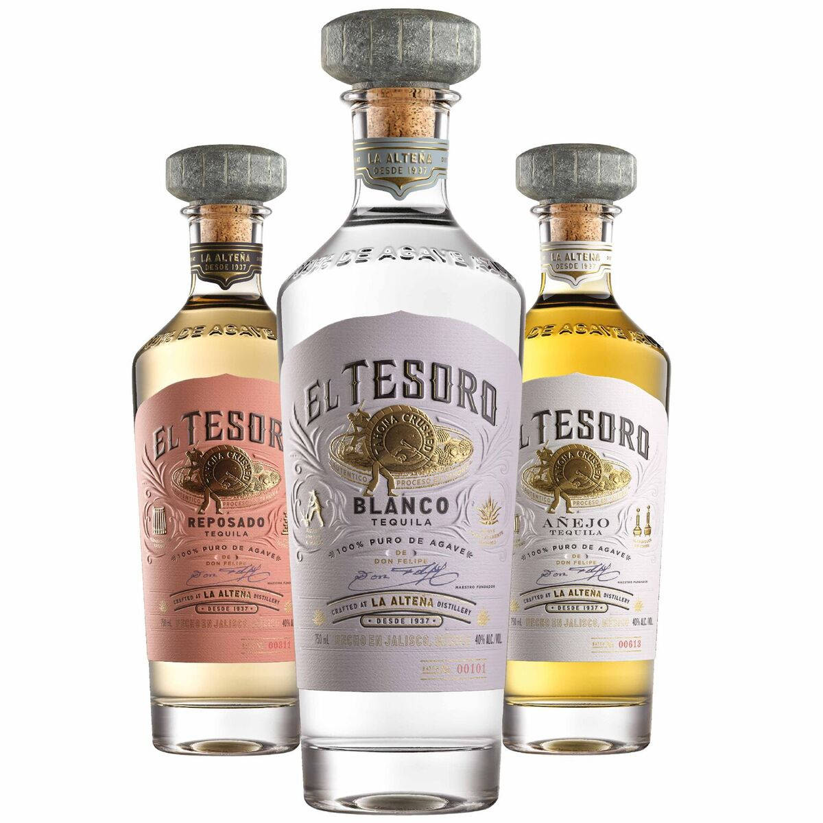 三款 El Tesoro 龍舌蘭酒瓶，包括 reposado blanco 和 añejo 品種，展示在潔白的背景上。
