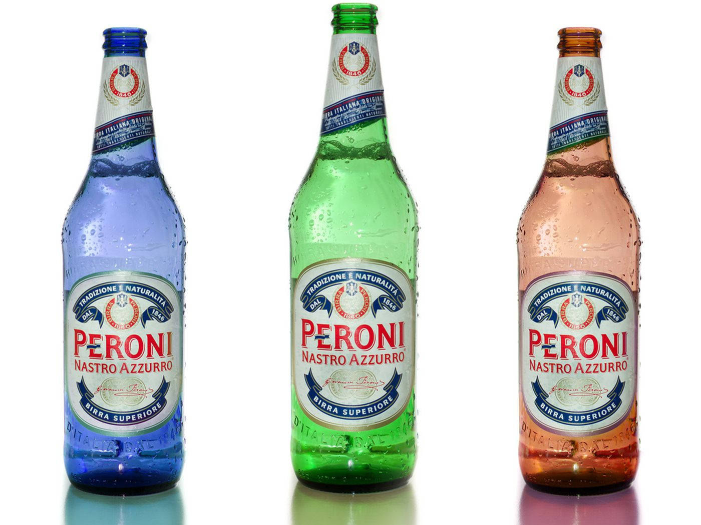 三瓶冰凍的Peroni啤酒瓶，顏色為藍色、綠色和銅色，帶有凝結水滴。