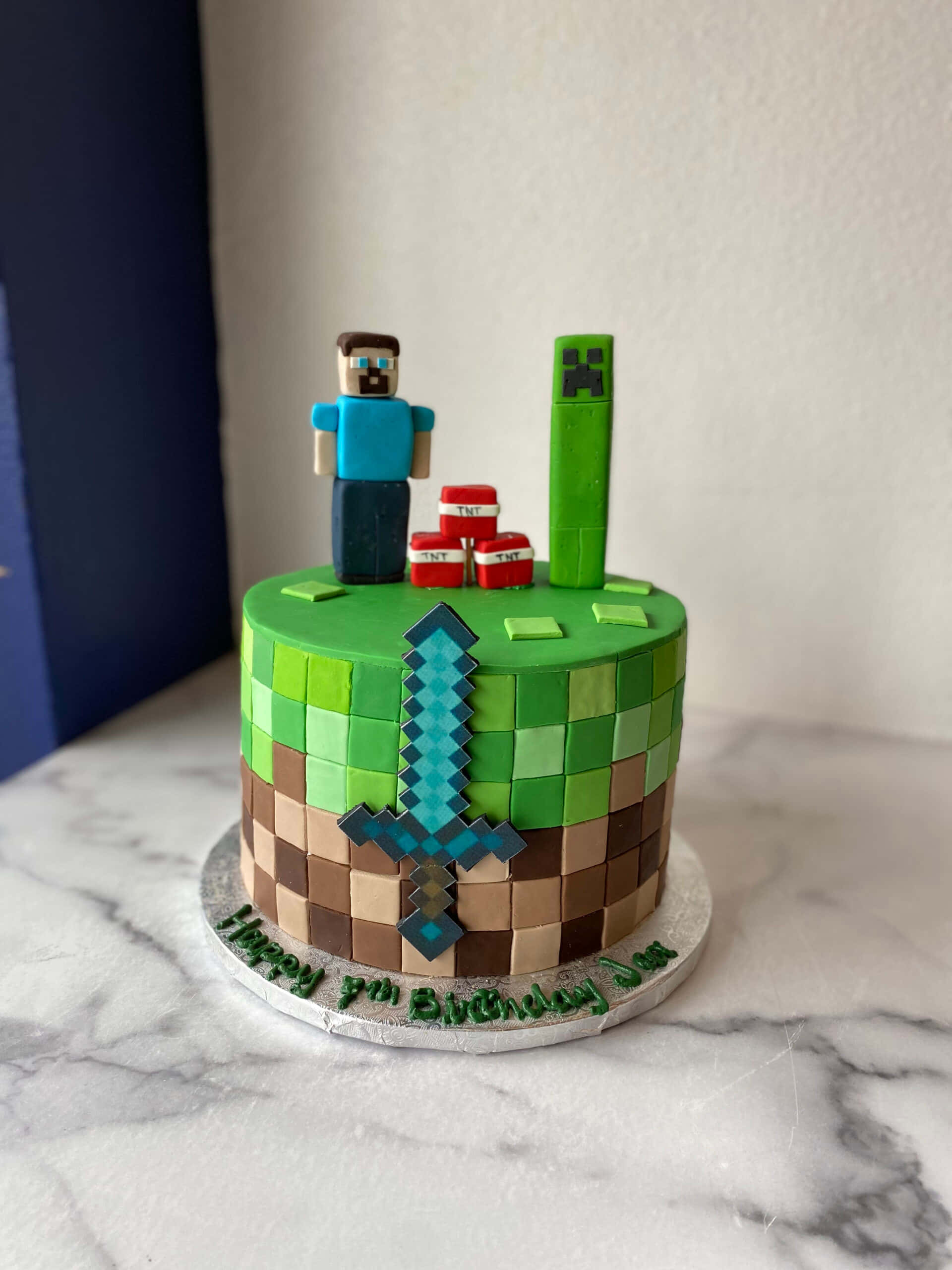 多款獨特 Minecraft 蛋糕，為任何活動增添亮點 壁紙 — 以像素化 Steve 和 Creeper 裝飾、鑽石劍和草塊設計為主題的 Minecraft 生日蛋糕。