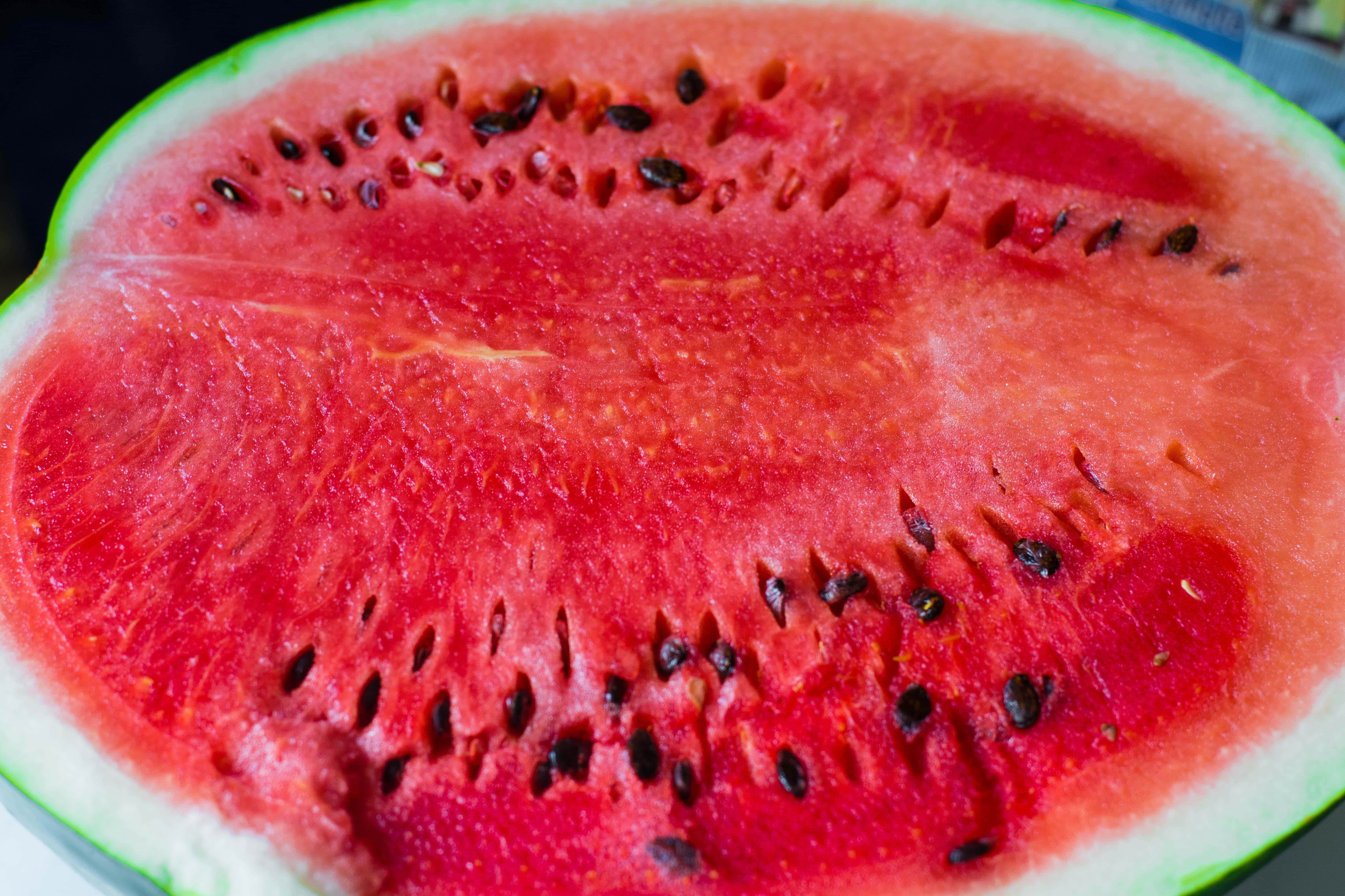 Summer Fruits 桌布 壁紙 — 多汁西瓜片的鮮豔特寫，展現深紅色果肉和黑色種子。