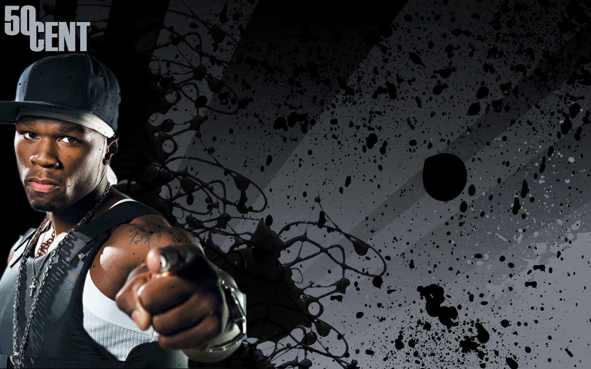 饒舌歌手 50 Cent 喺黑色同灰色潑濺背景前，帶住紋身同鏈指向前面。