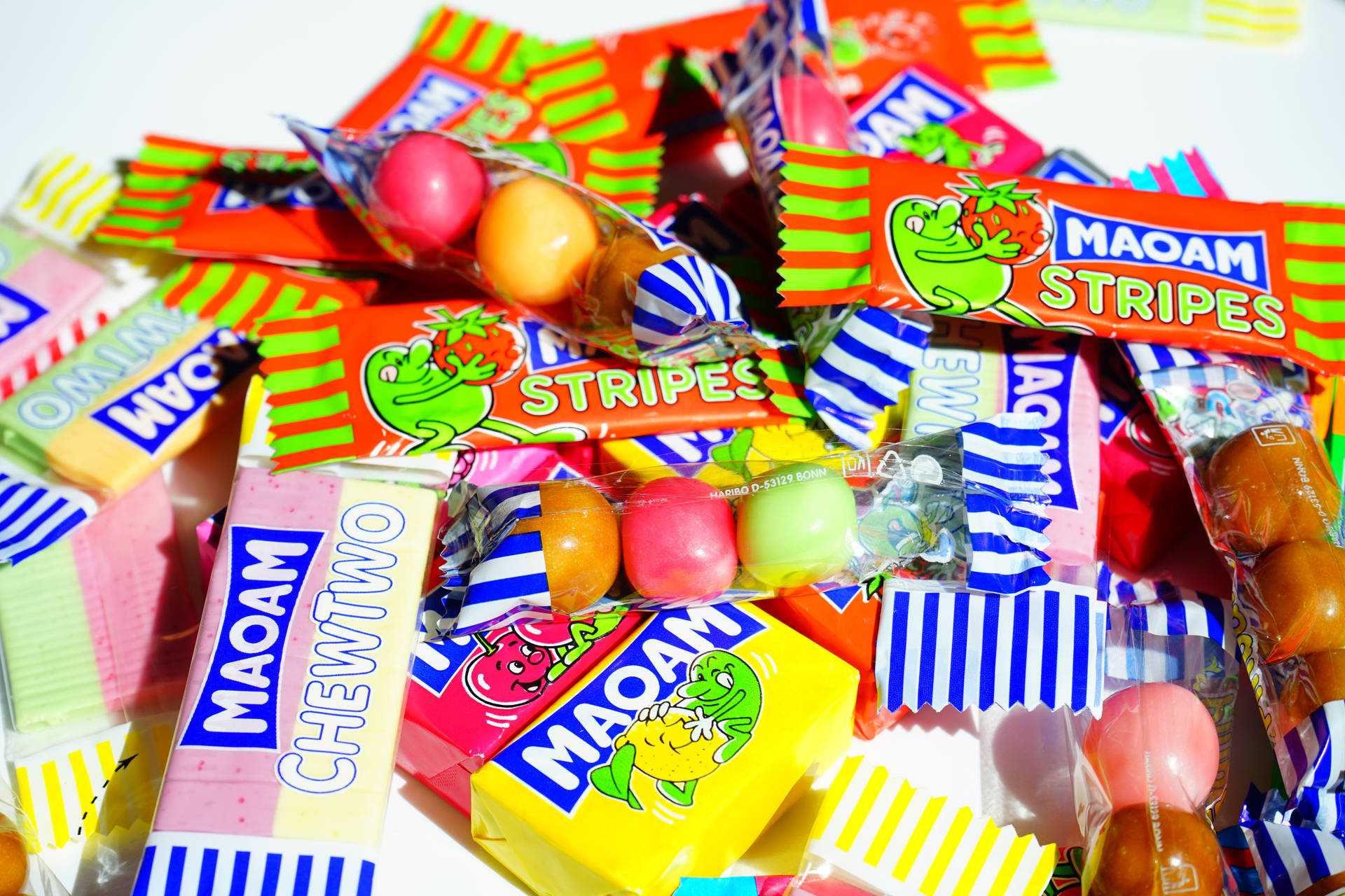 色彩繽紛的Maoam糖果棒和糖果組合。