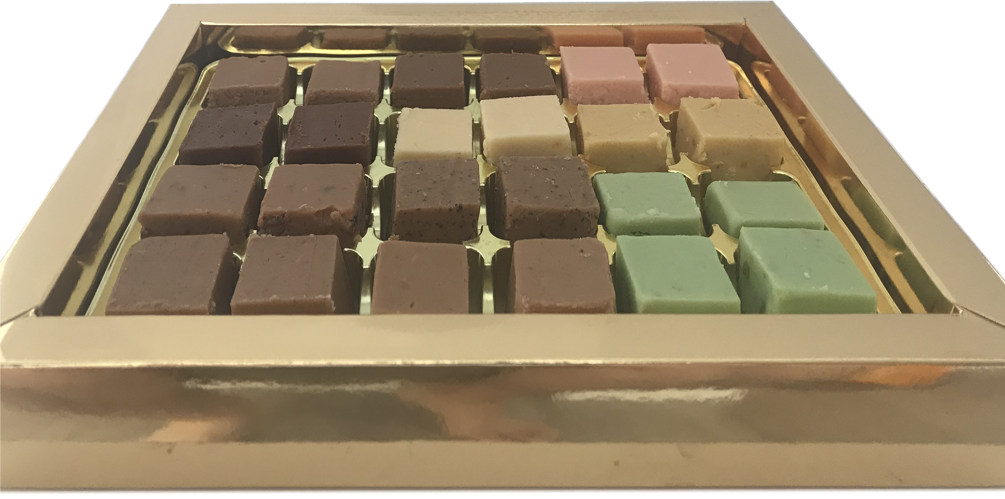 多種口味高級巧克力禮盒 壁紙 — 一個豪華的金色盒子，裡面整齊地排列著方形巧克力，有豐富的棕色、米色、粉紅色和綠色色調。