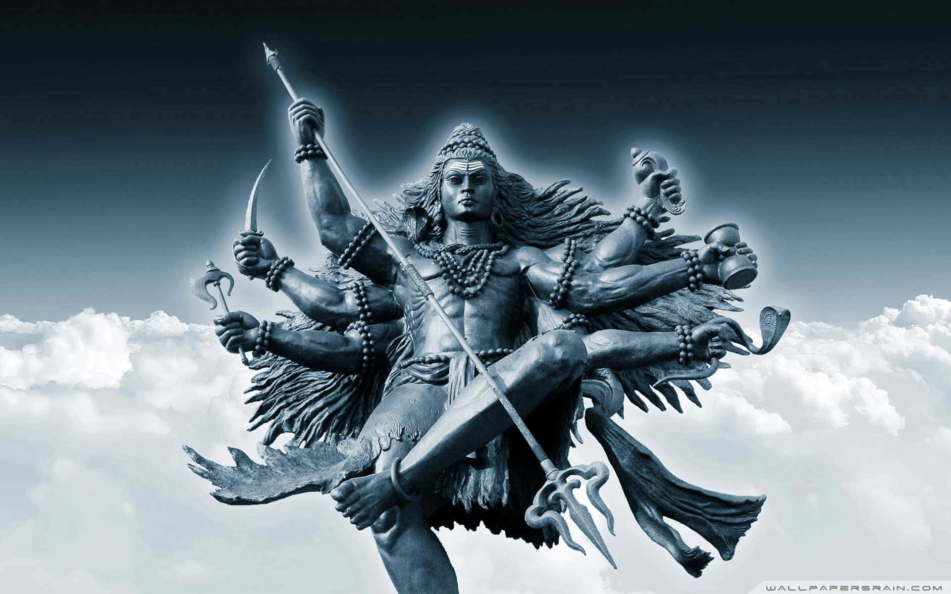 Shiva 桌布 壁紙 — 多臂印度教神像在烏雲之上翱翔，手持武器和象徵物，背景是黑暗的天空。