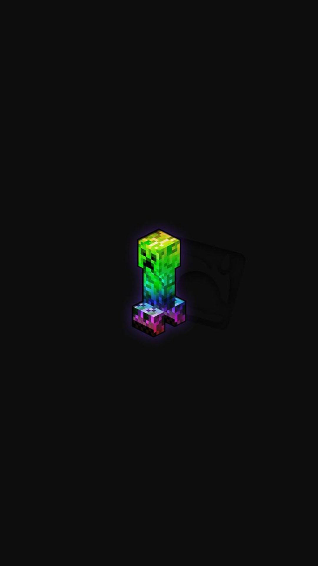 一個發光的Minecraft爬行者獨自站在黑暗中。