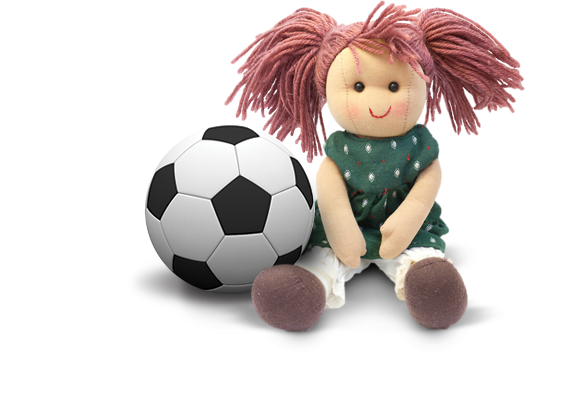 多莉與足球 壁紙 — 一個手工製作的布娃娃，有粉紅色辮子，坐在一個經典的黑白足球旁邊，背景是醒目的黑白條紋。