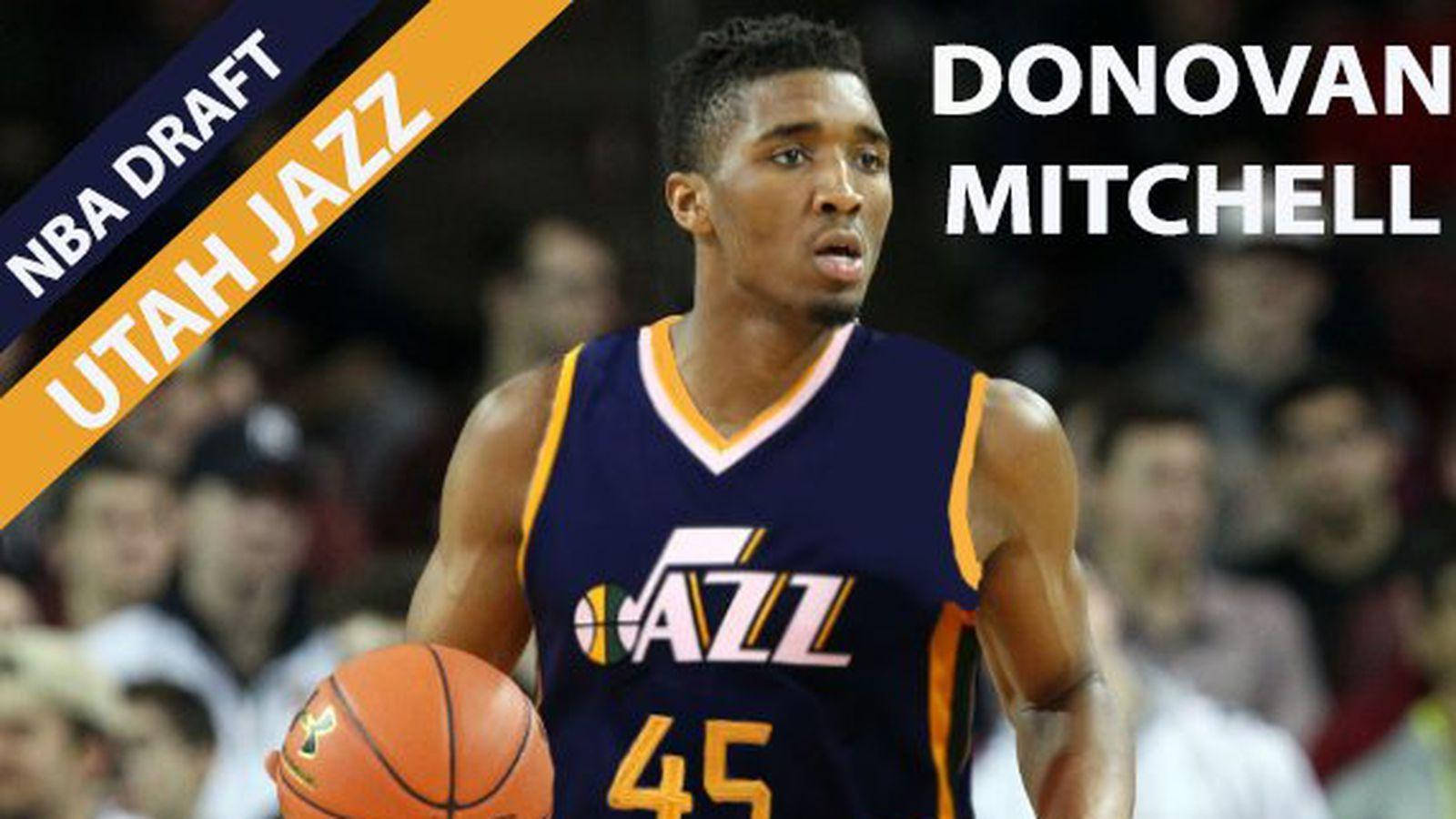 多諾萬·米切爾NBA選秀 壁紙 — Donovan Mitchell 身穿猶他爵士隊球衣，在NBA選秀宣布期間手持籃球，背景有群眾。