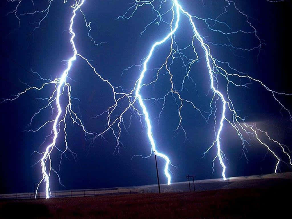 thunder 桌布 壁紙 — 多道鋸齒狀閃電照亮了雪覆田野和電線杆上方的黑暗夜空。