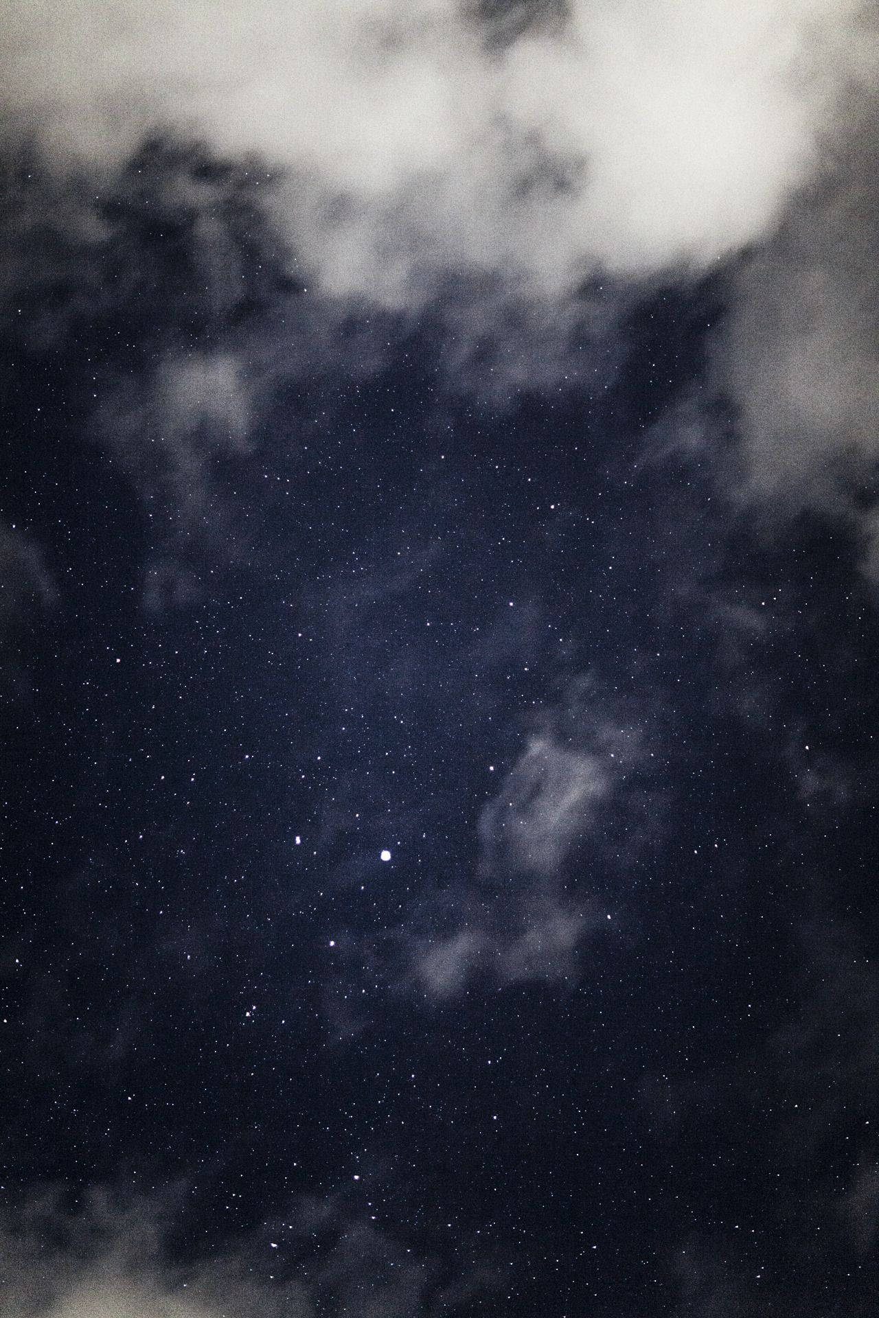 繁星點點的夜空，縷縷雲彩飄過天際。