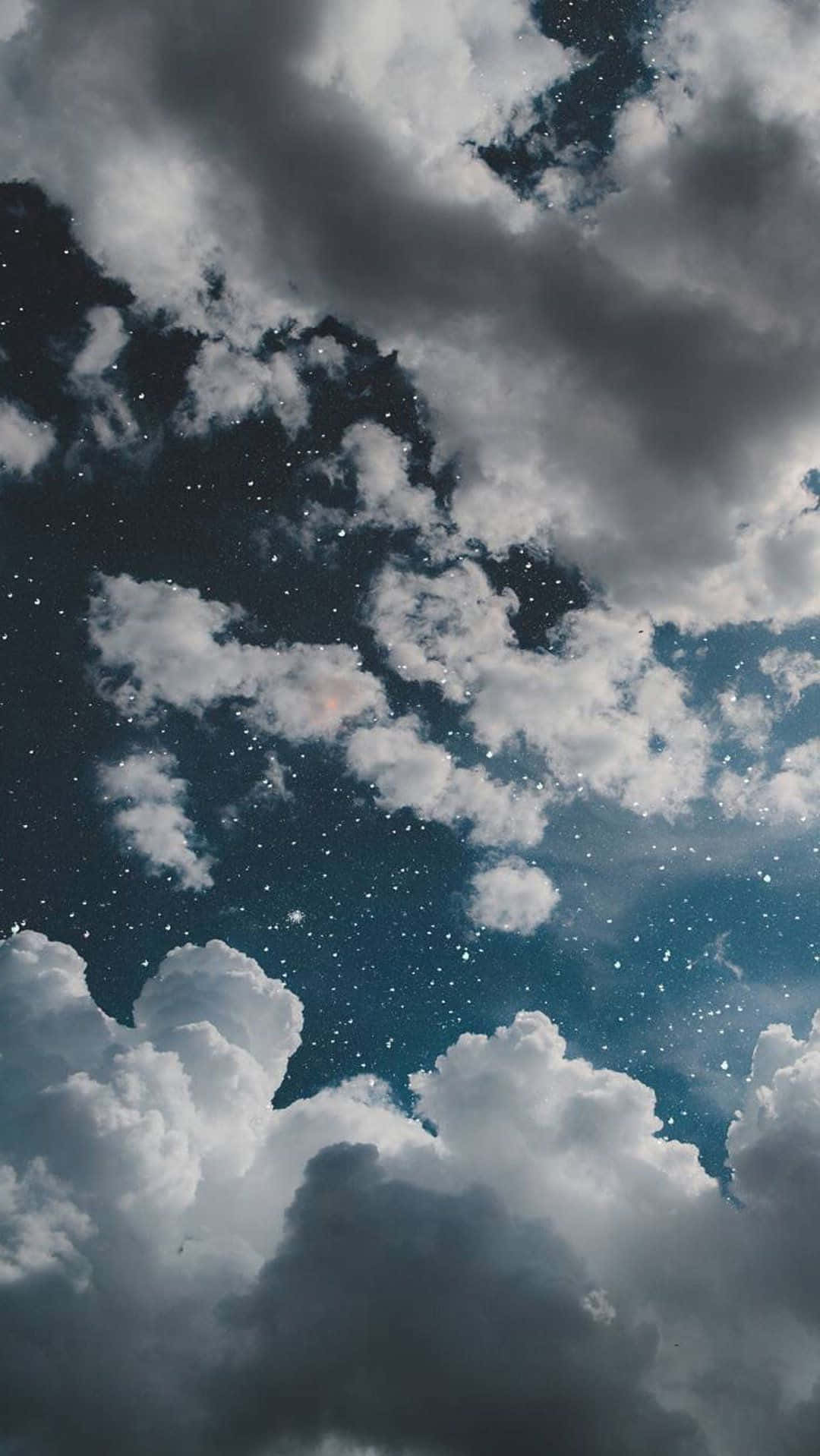 多雲的天空與星星
