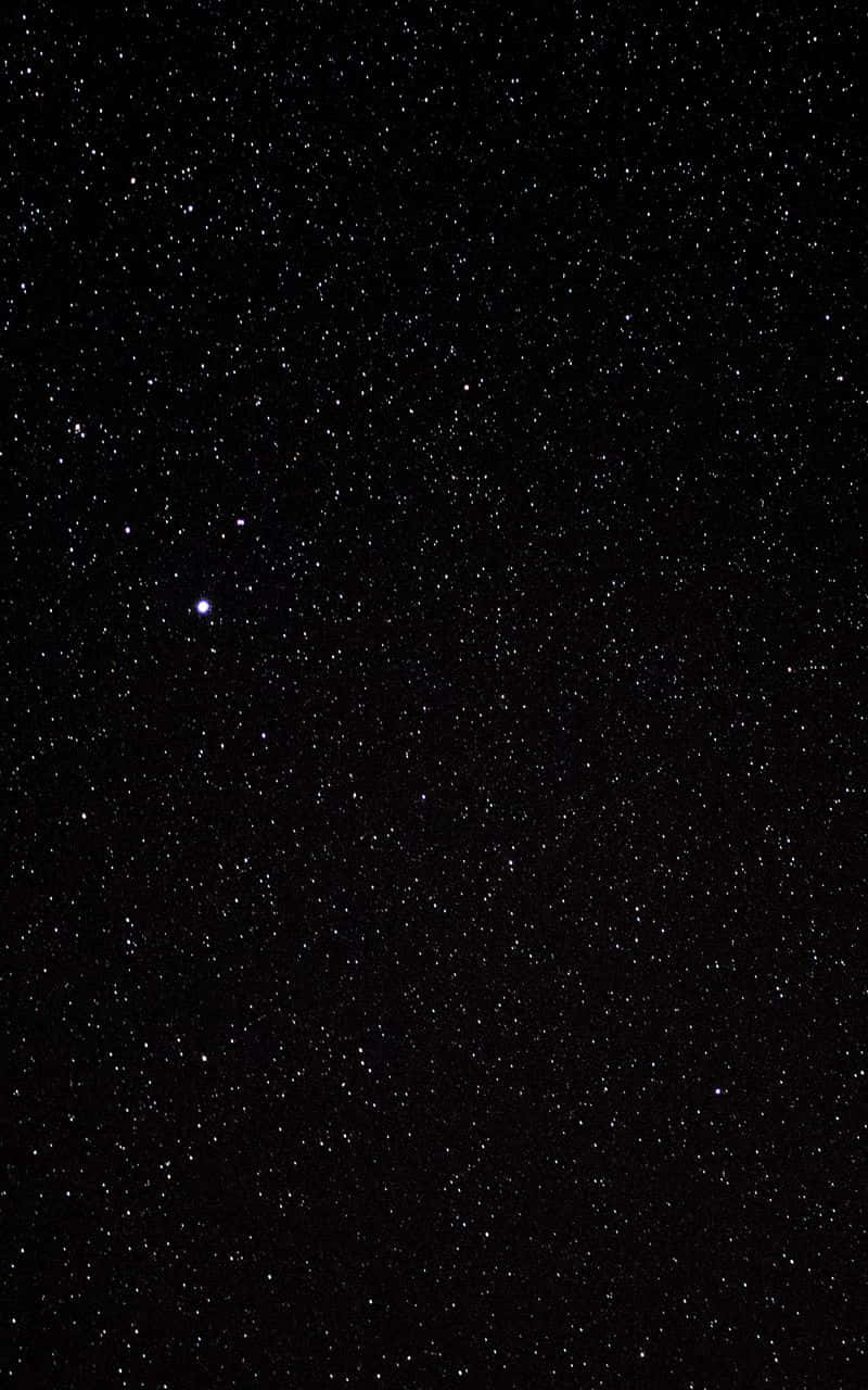 深邃的黑色天空佈滿星星，還有一顆突出的藍色星星。