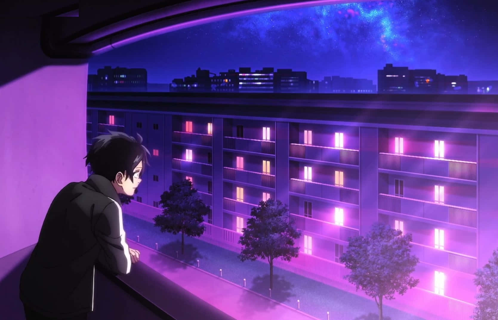 動漫男孩在陽台上看著星空下發光的公寓建築。
