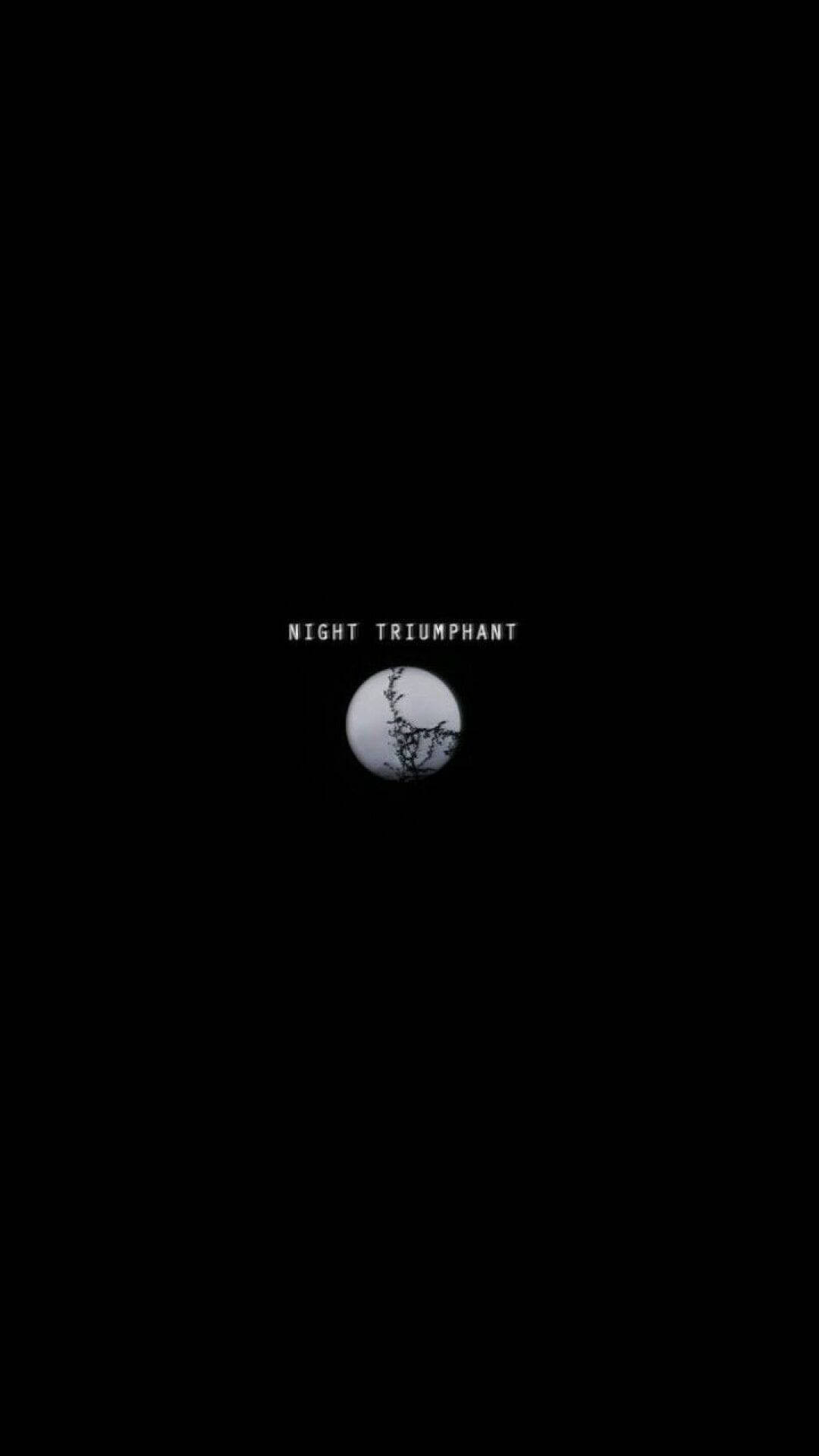 一輪發光的月亮，樹枝在黑色背景上形成剪影，並帶有文字 night triumphant。