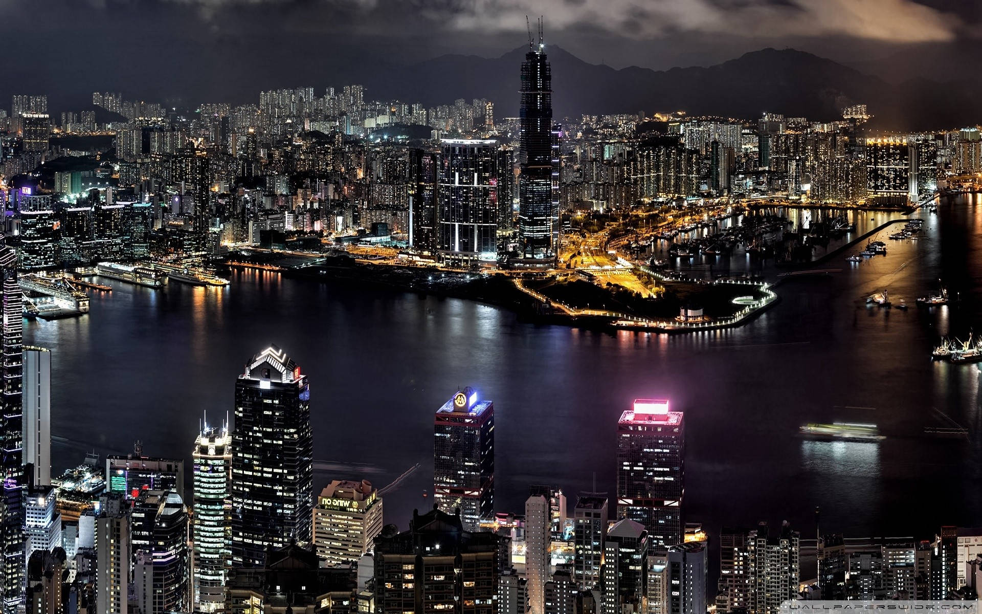 香港夜景，閃爍的摩天大樓和海港燈光。