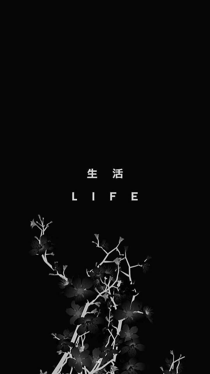 白色櫻花枝條和文字「生活 LIFE」在黑色背景上。