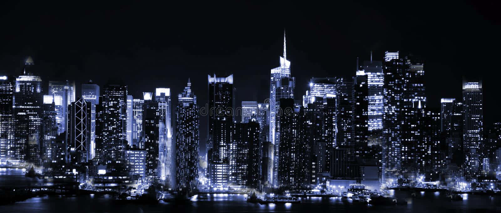 夜城的夜生活比以往更耀眼 壁紙 — 密集城市天際線的單色夜景，發光的摩天大樓倒映在黑暗的水面上。
