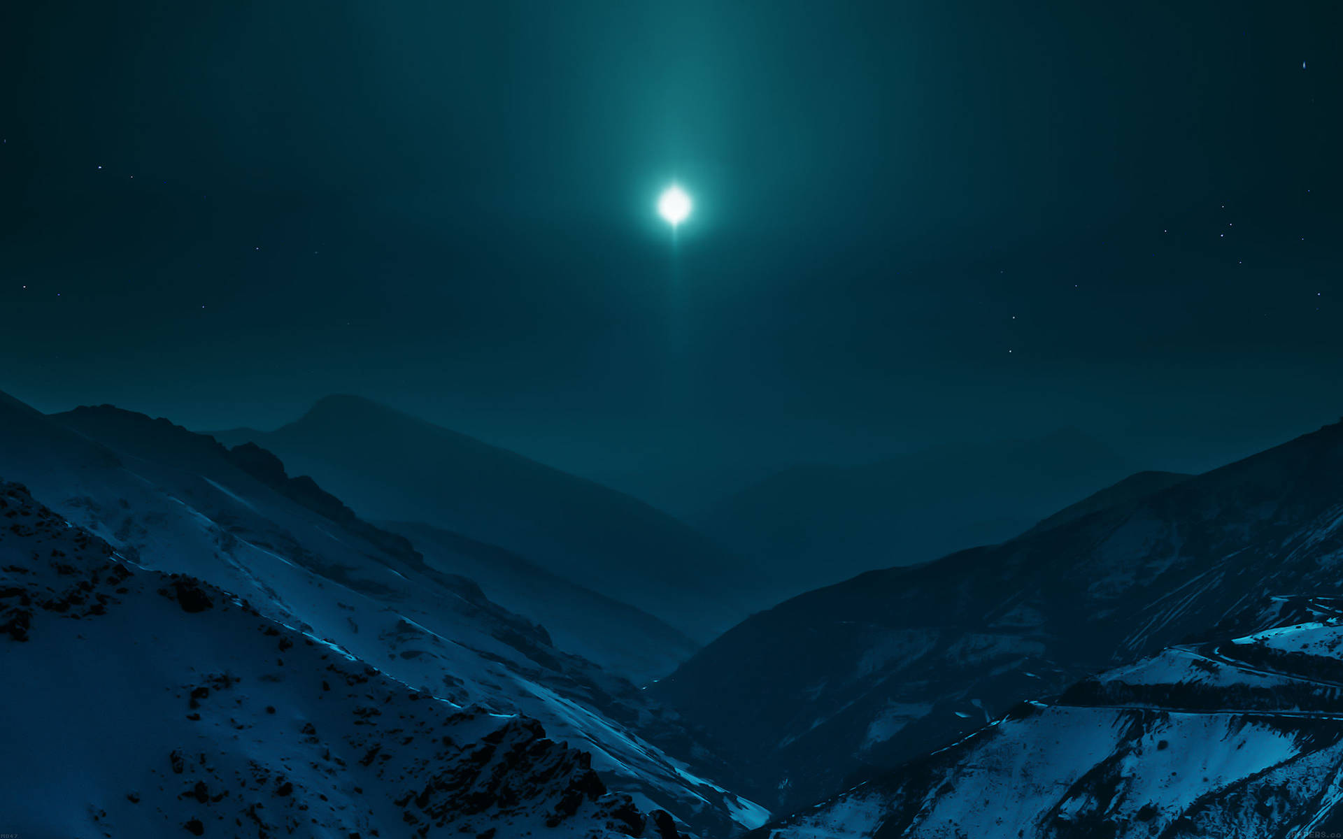 在星空下沐浴在月光中的雪山。