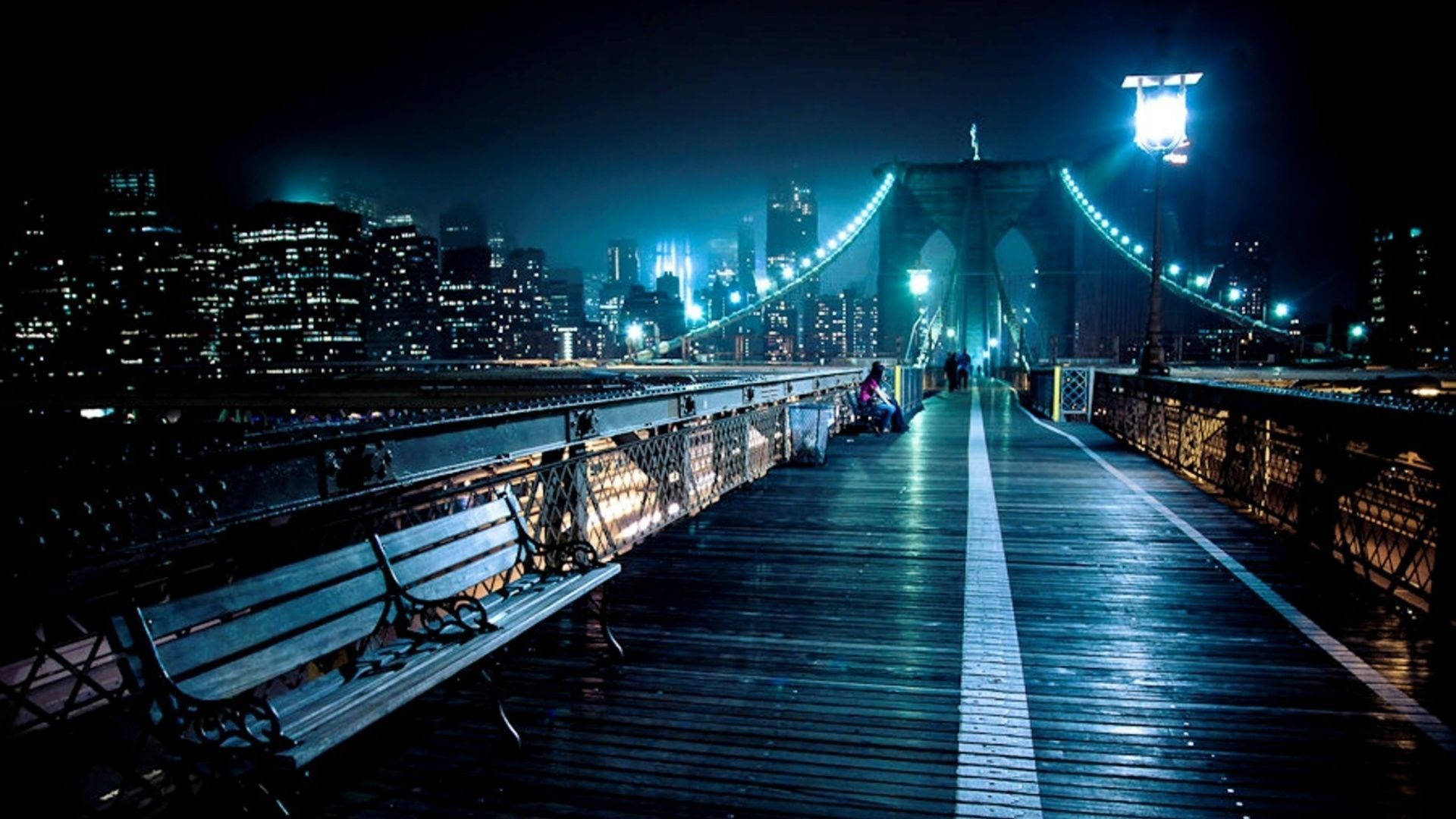 布魯克林大橋夜景，燈光閃爍，城市天際線